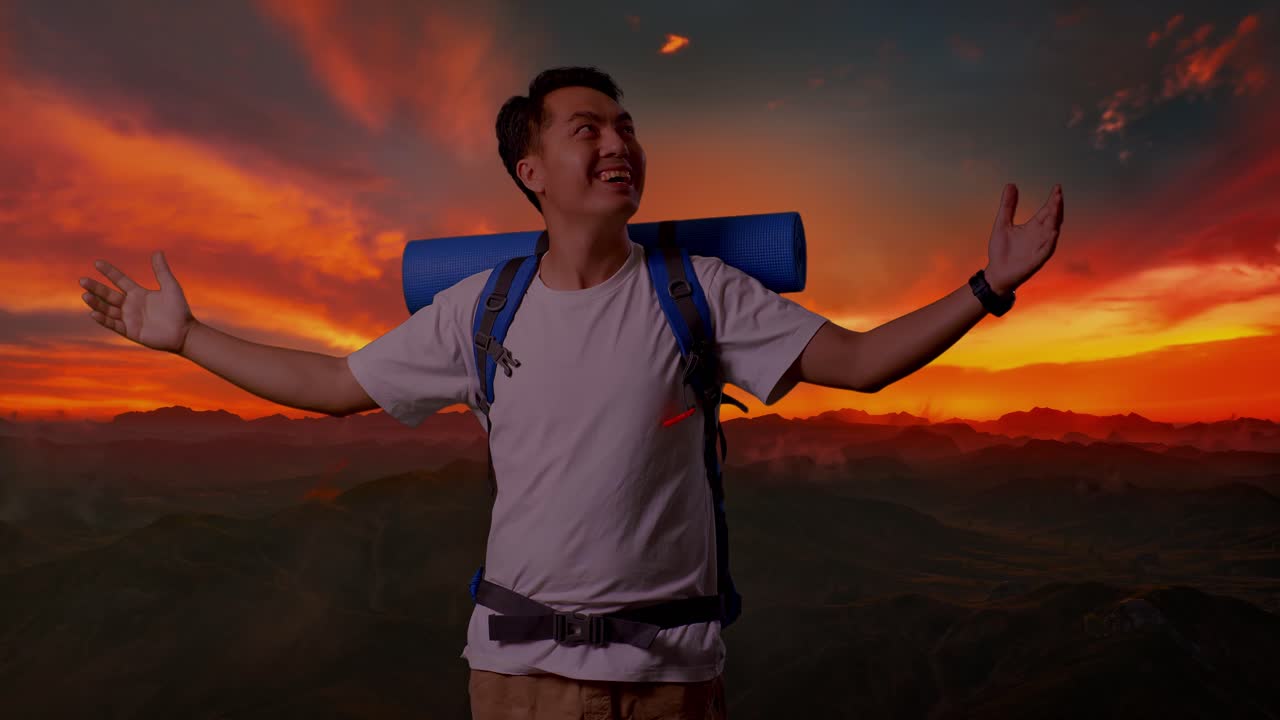 un caminante feliz al atardecer