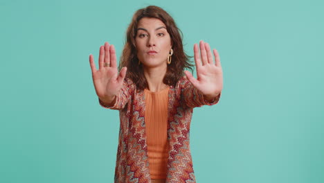 mujer con chaqueta floral gestando para