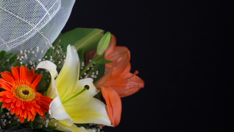 Blumenarrangement-Nahaufnahme-Gerbera-Und-Lilienschieberschwenken