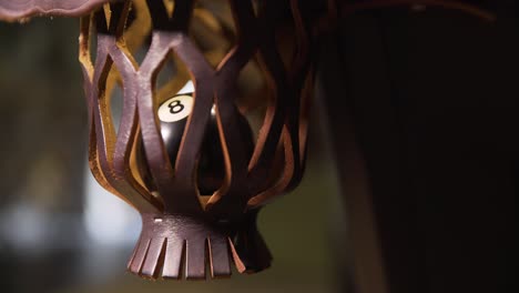 bola 8 negra cayendo en un bonito bolsillo de cuero de mesa de billar