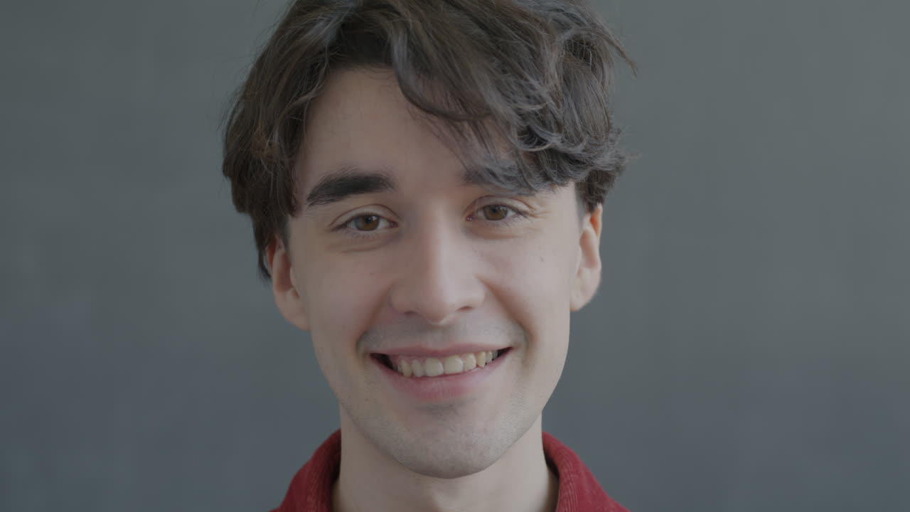 Retrato de hombre joven feliz