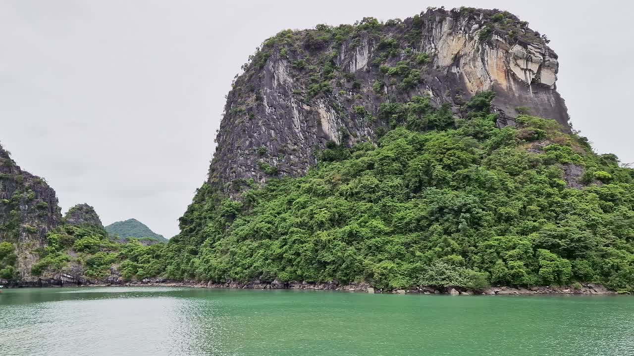 un acantilado en una isla ubicada dentro de la impresionante bahía de halong en vietnam, asia