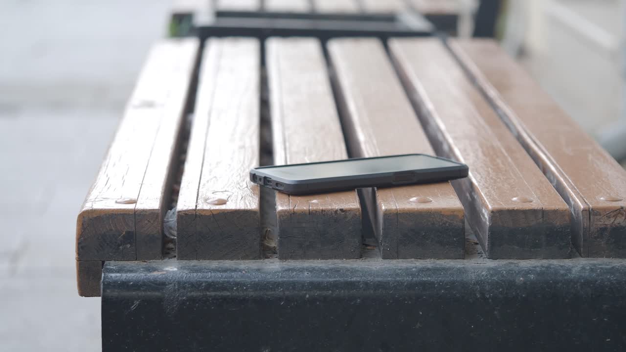 공원 벤치에 있는 전화