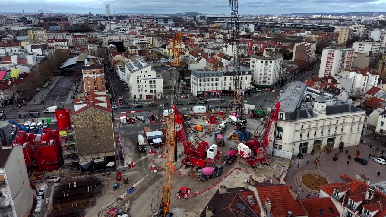 Drukke bouwplaats met kranen, betonmolens en bouwvakkers in het stadscentrum van Parijs, Frankrijk.