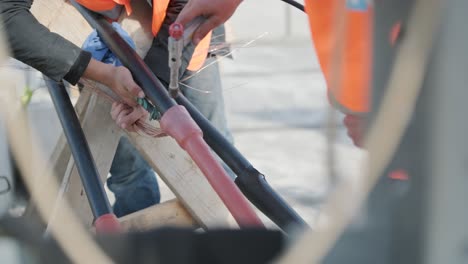 instalación de equipos en una subestación de transformadores. construcción de una subestacion de transformadores