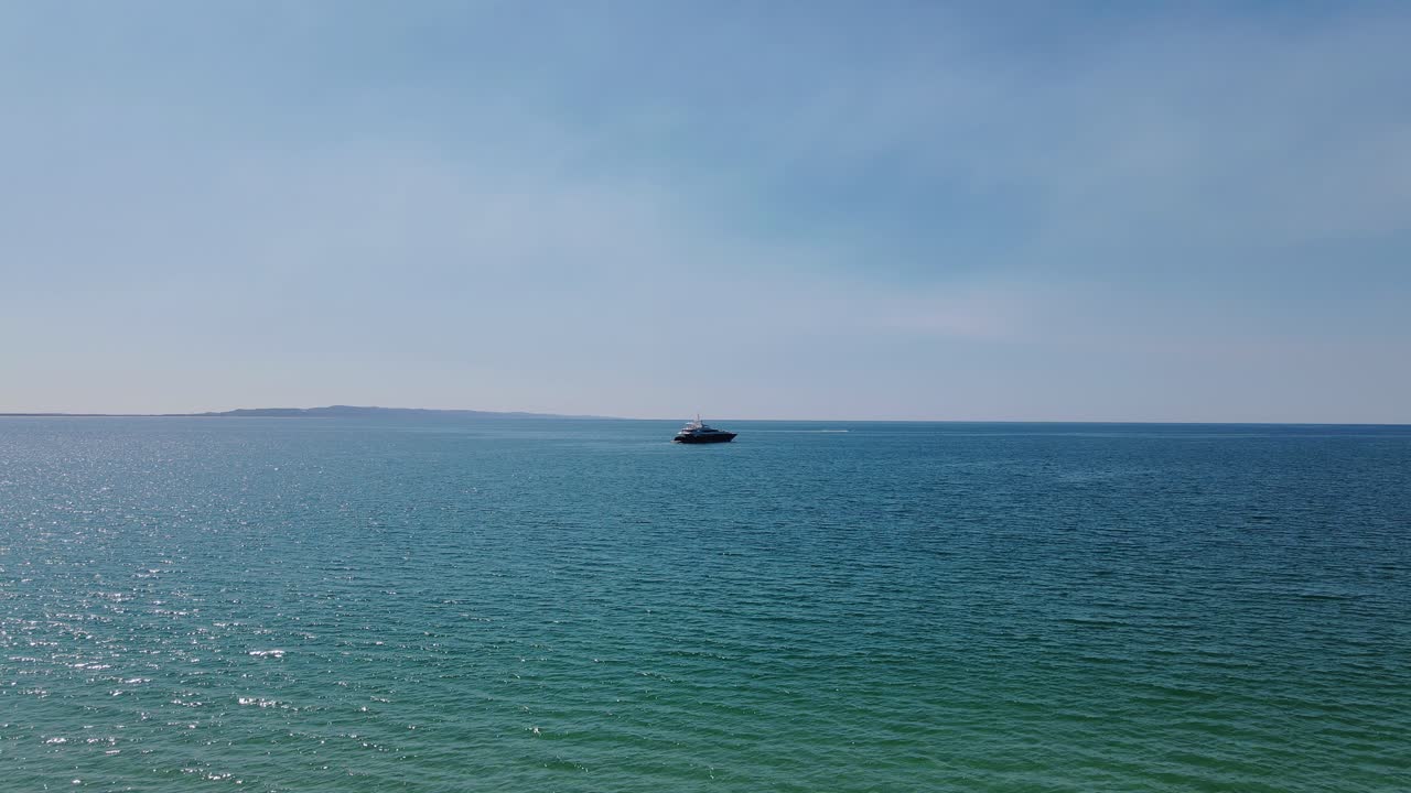 선샤인 코스트의 파도 위를 항해하는 관광객 - qld 퀸즐랜드 호주