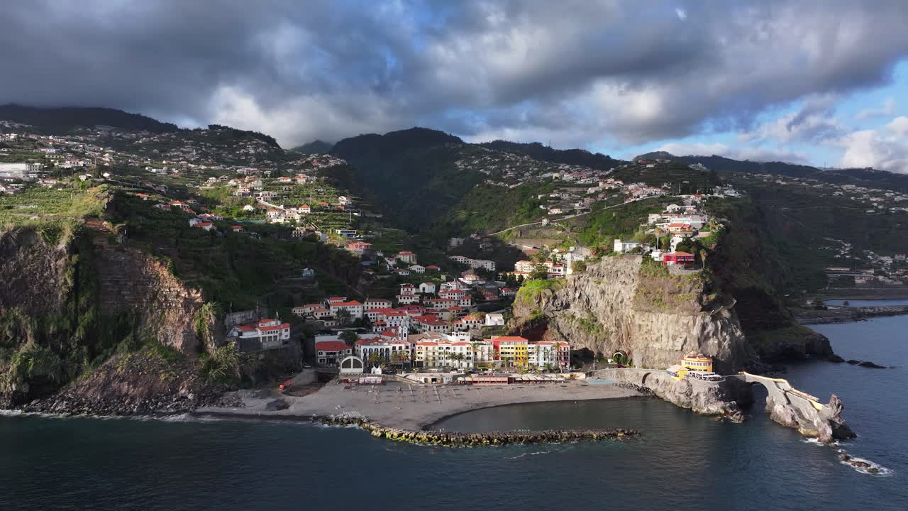 Vista aerea di Ponta do Sol al tramonto dalla costa pittoresca di Madeira