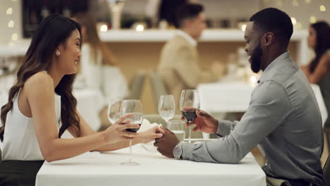 Una-Joven-Pareja-Feliz-Teniendo-Una-Cita-Romántica