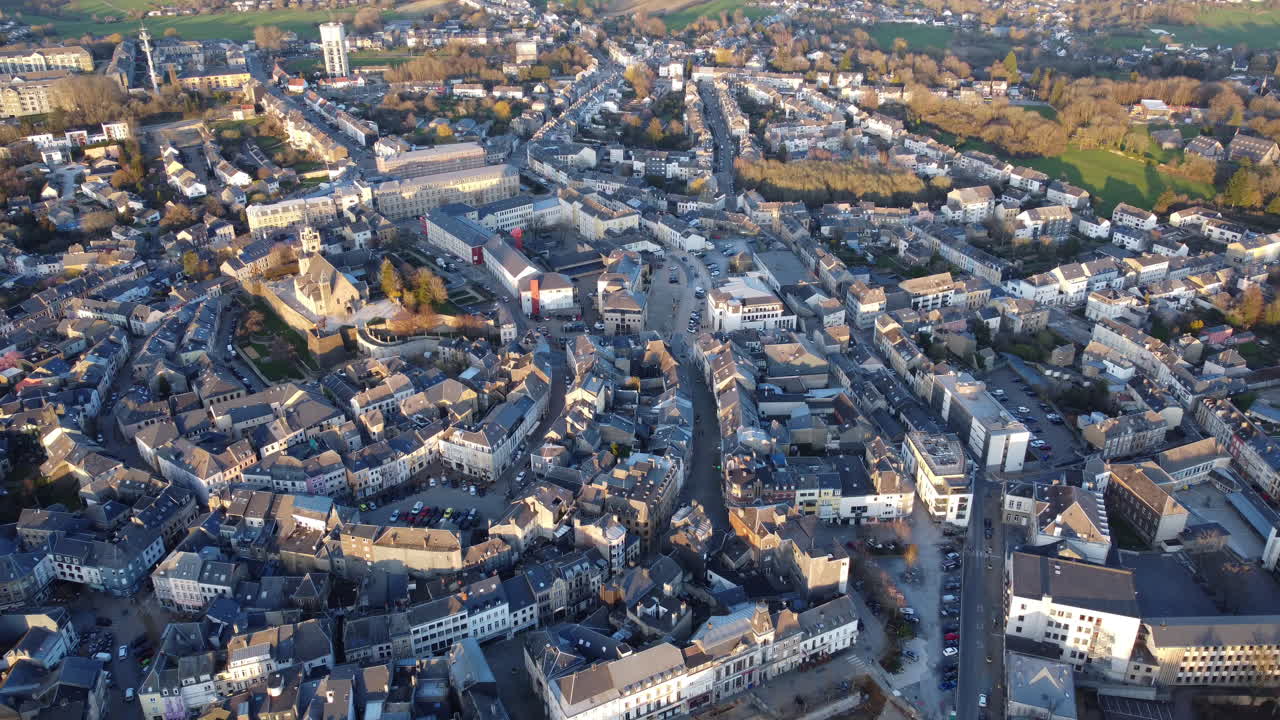 유럽 의 한 도시 의 공중 에서 볼 수 있는 모습