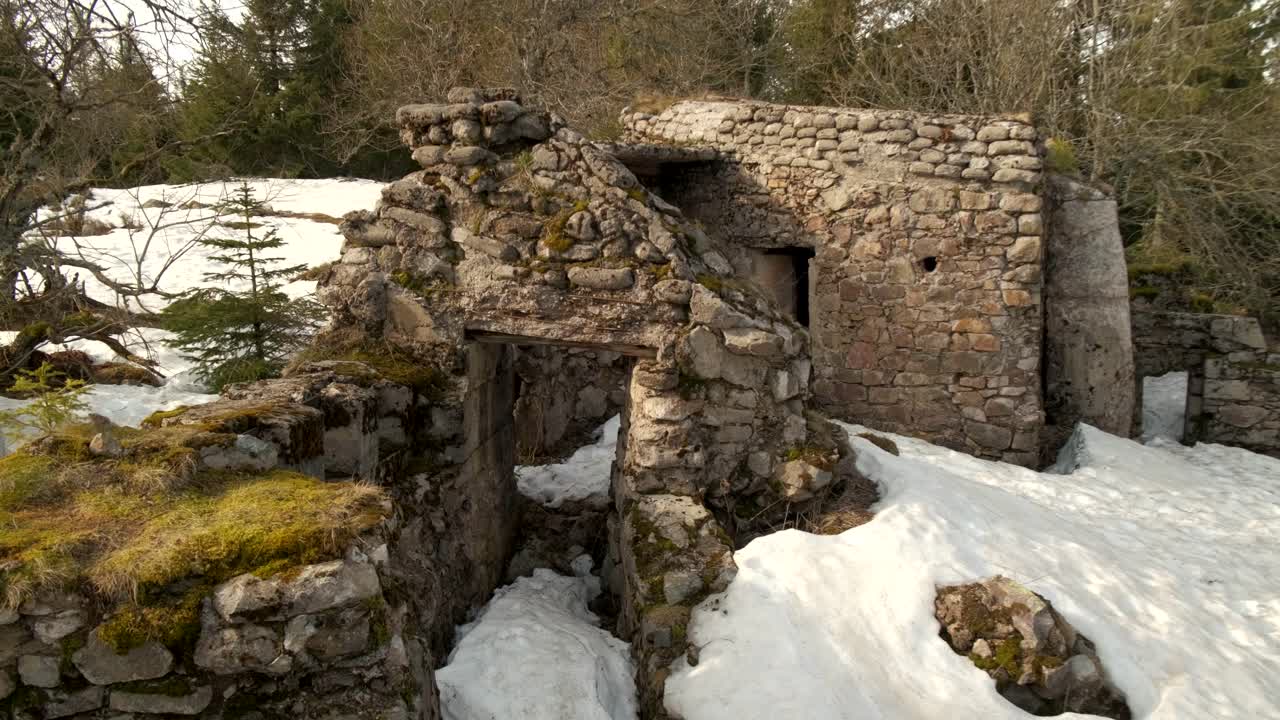 vista global de la entrada de un antiguo búnker de la ww cubierto de nieve en francia