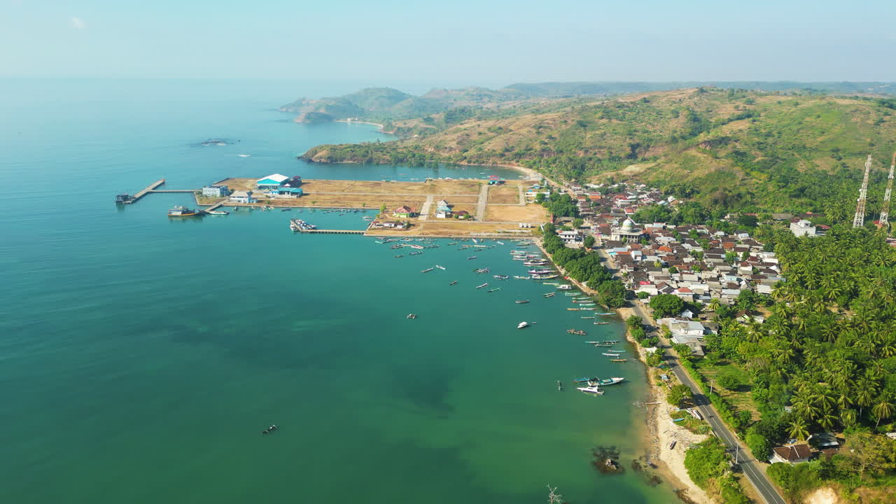 drone vuela sobre lombok indonesia asia viaje destino de vacaciones imágenes aéreas de una pequeña aldea de pescadores