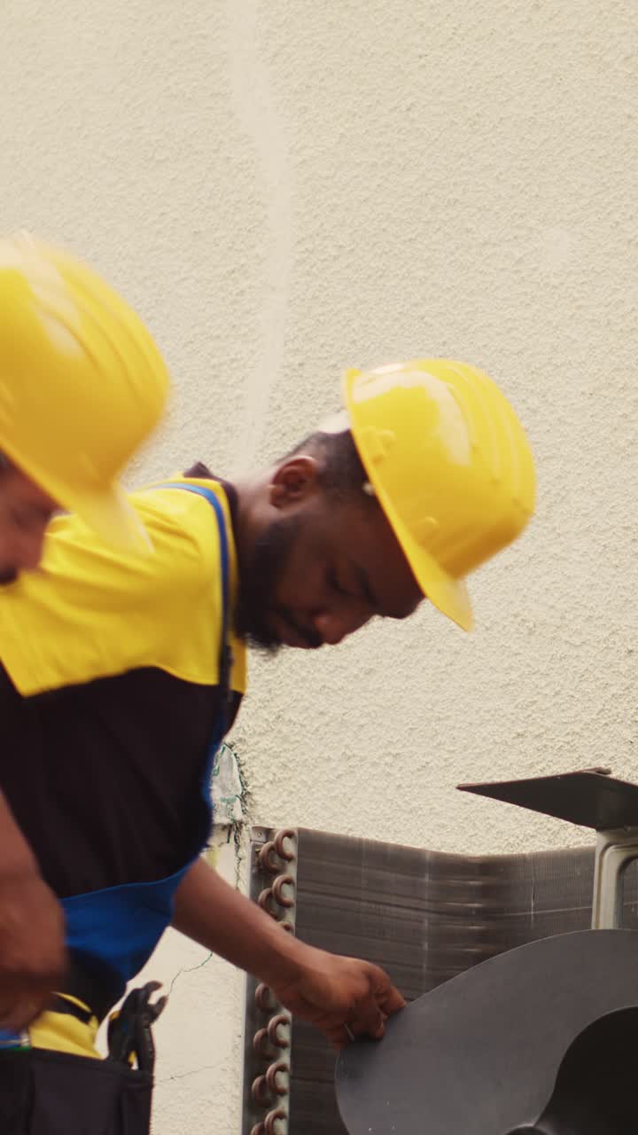 Specialister i vertikale videoer, der samarbejder om HVAC-system