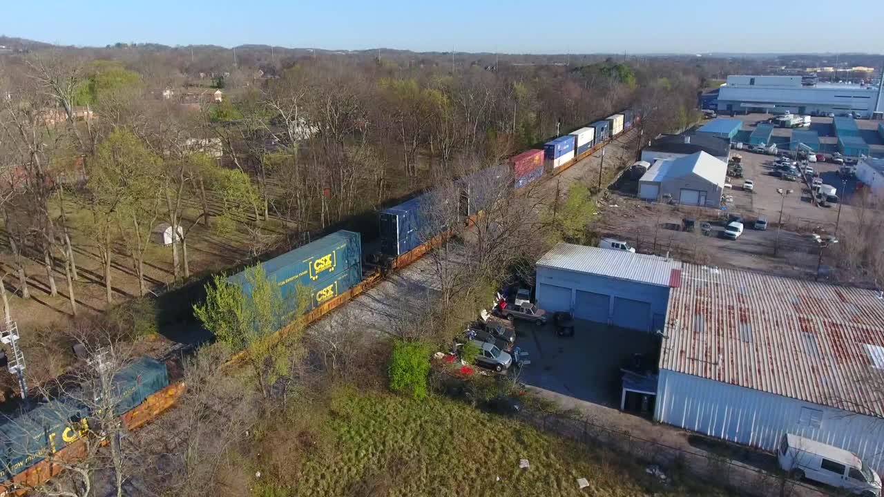 4k aerial tren de carga caja coches sobrevuelo de nashville tennessee vías siguiendo el círculo a la derecha