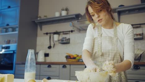 Foto-De-Retrato-De-La-Atractiva-Mujer-Del-Delantal-Amasando-Una-Hija-Para-Hacer-Galletas-En-La-Mesa-De-La-Cocina.-Adentro