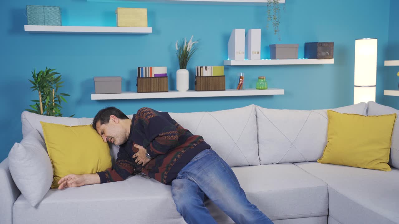 심장마비를  ⁇ 은 아버지를 지원하는 젊은 남자.