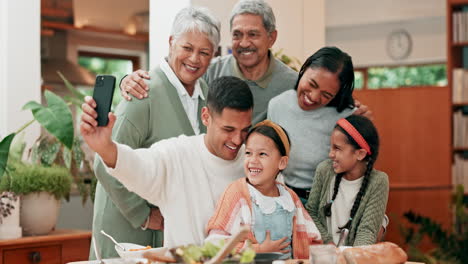 Lächeln,-Selfie-Und-Feiern-Mit-Der-Großen-Familie