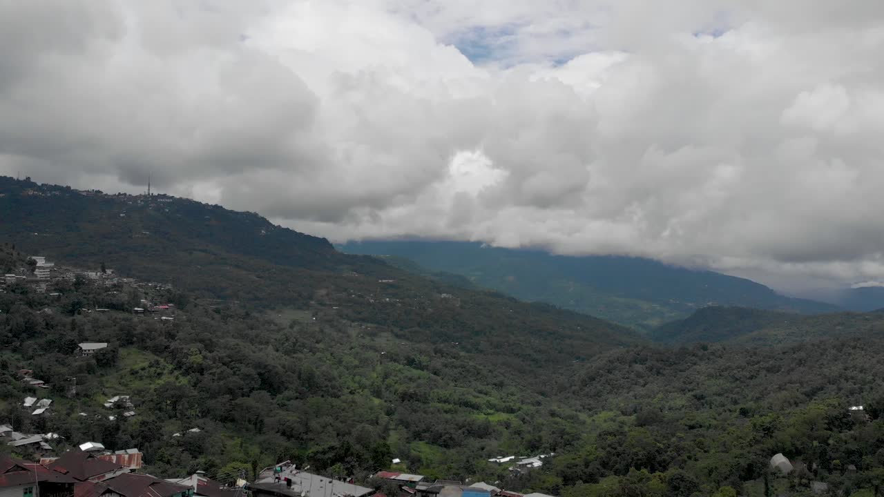 toma panorámica aérea de 4k de la ciudad de kohima cubierta de niebla, nagaland, india