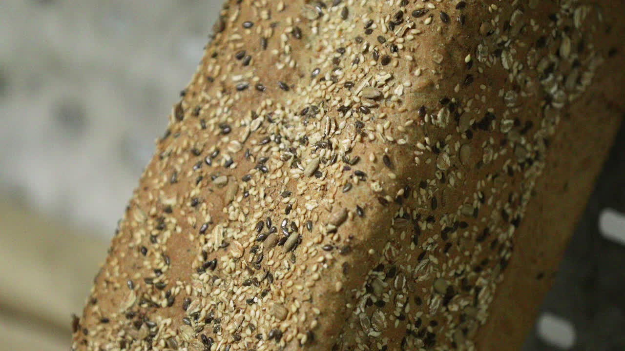 빵집에서 잡곡 씨앗을 곁들인 갓 구운 빵