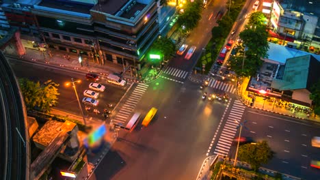 tráfico de 4k.time lapse en la intersección de bangkok, tailandia