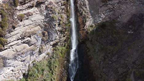 Experience-the-descent-with-a-drone's-eye-view-of-Candela-Fasso-waterfall-in-Jatun-Era,-Cotopaxi,-Ecuador