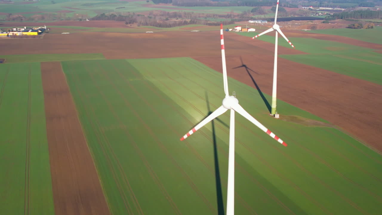 폴란드 의 농장 에서 회전 하는 풍력 터빈