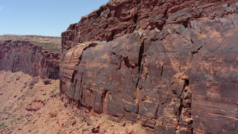 Filmischer-Drohnenclip,-Der-Sich-Parallel-Zu-Den-Roten-Sandsteinklippen-Am-San-Rafael-Reef-In-Utah,-USA,-Bewegt