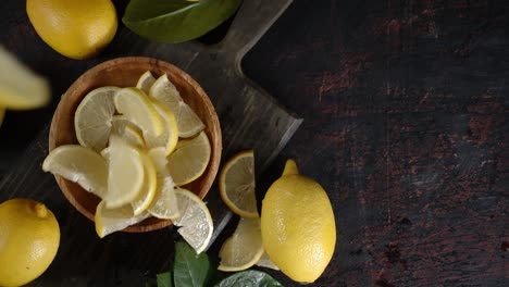 el limón fresco en rebanadas cae en el plato.