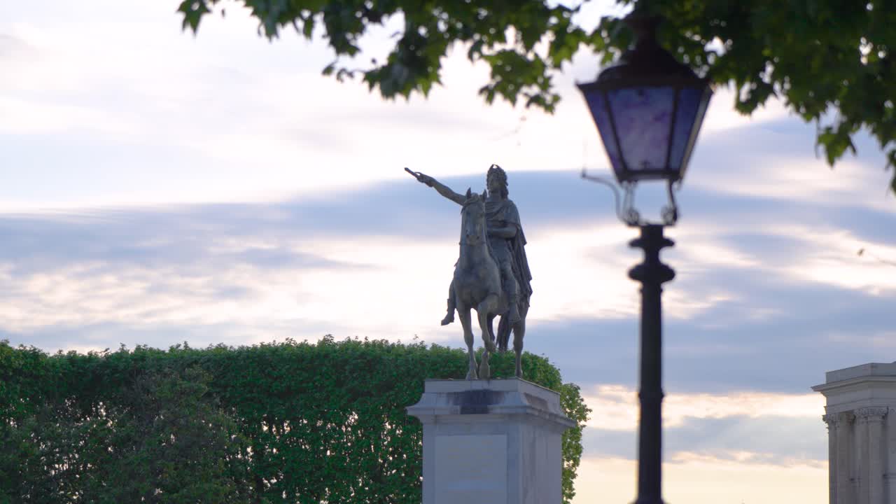 establishing shot of Louis XIV equestrian statue in the Peyrou Promenade