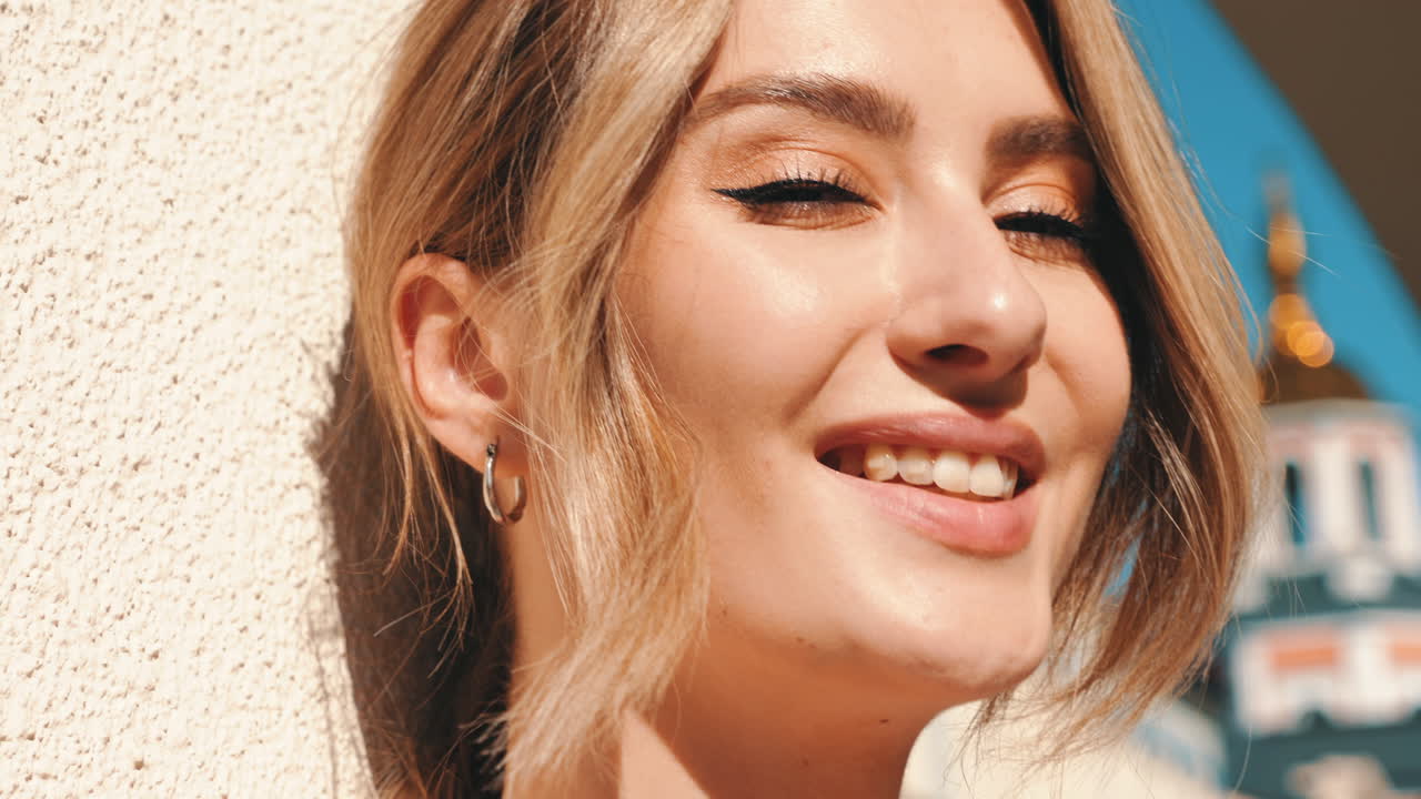 mujer feliz al aire libre