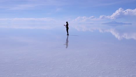 Mujer-En-El-Salar-De-Uyuni-Reflejada-En-Aguas-Poco-Profundas,-Espacio-De-Copia