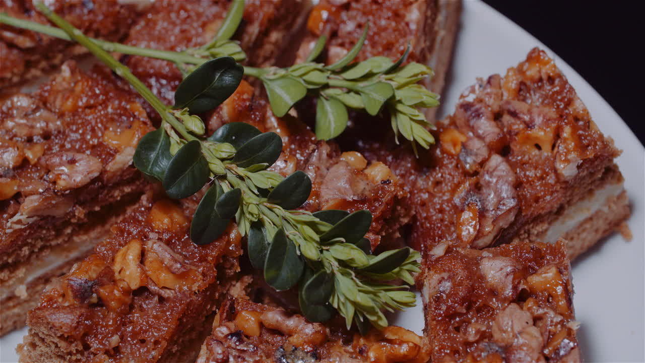 접시 회전 4에 전통적인 호두 케이크