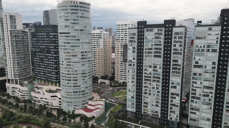 Edifici residenziali a Lomas de Santa Fe, Città del Messico, ripresi da drone.