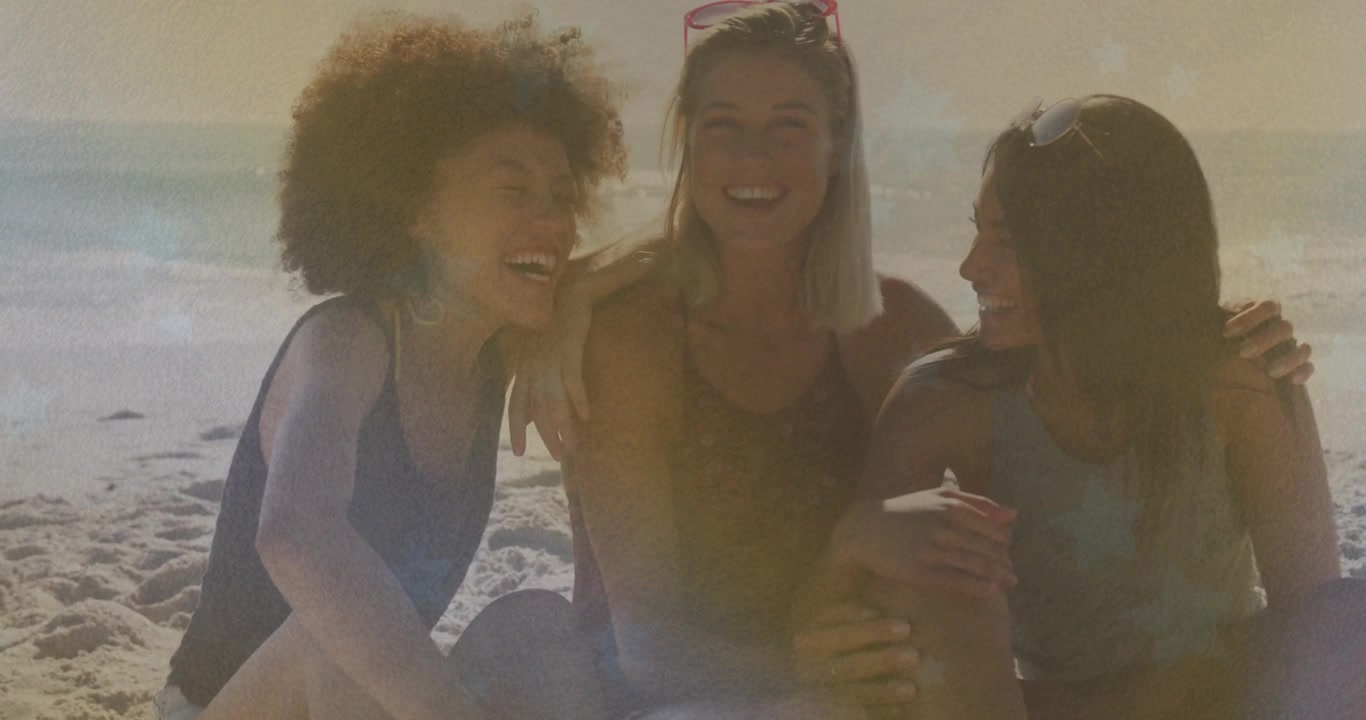 Tre amici che legano ridendo su una spiaggia soleggiata in vacanza, mentre l'amico al centro indossa occhiali da sole