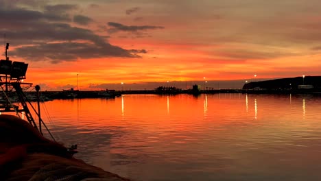 el atardecer del puerto brilla con aguas reflectantes
