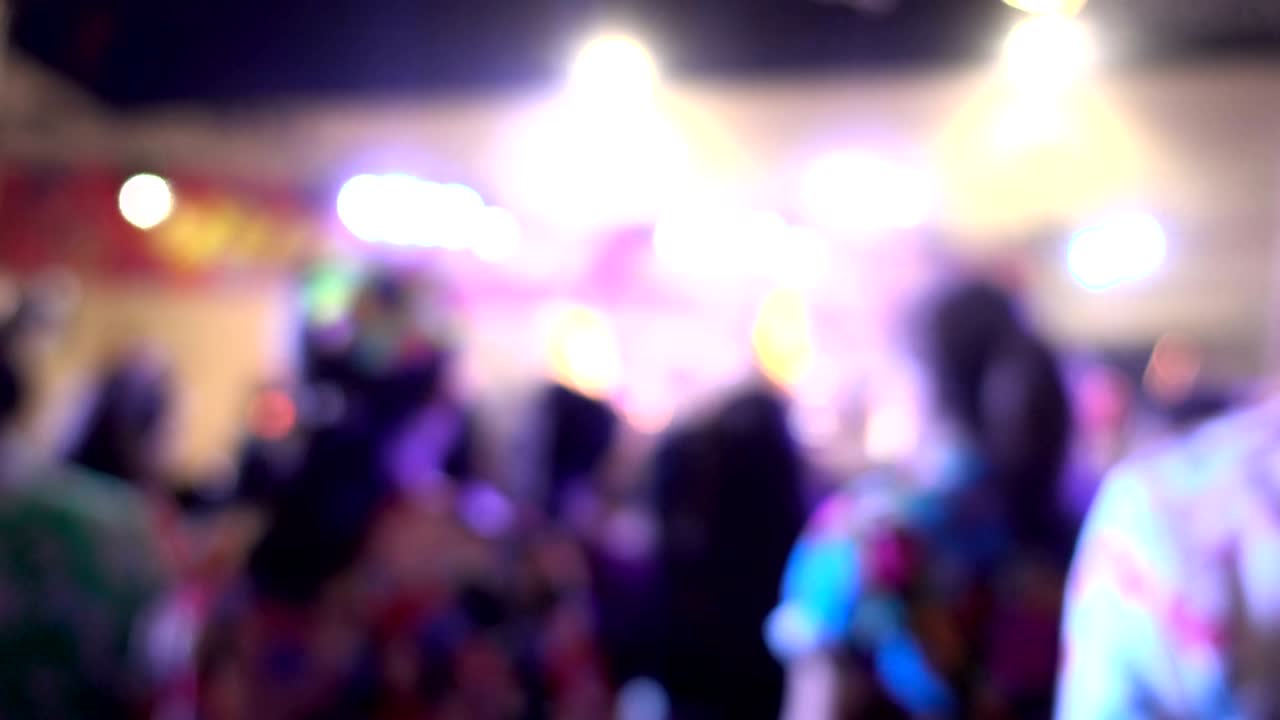 la multitud haciendo fiesta en el concierto. la gente en el concerto. video borroso