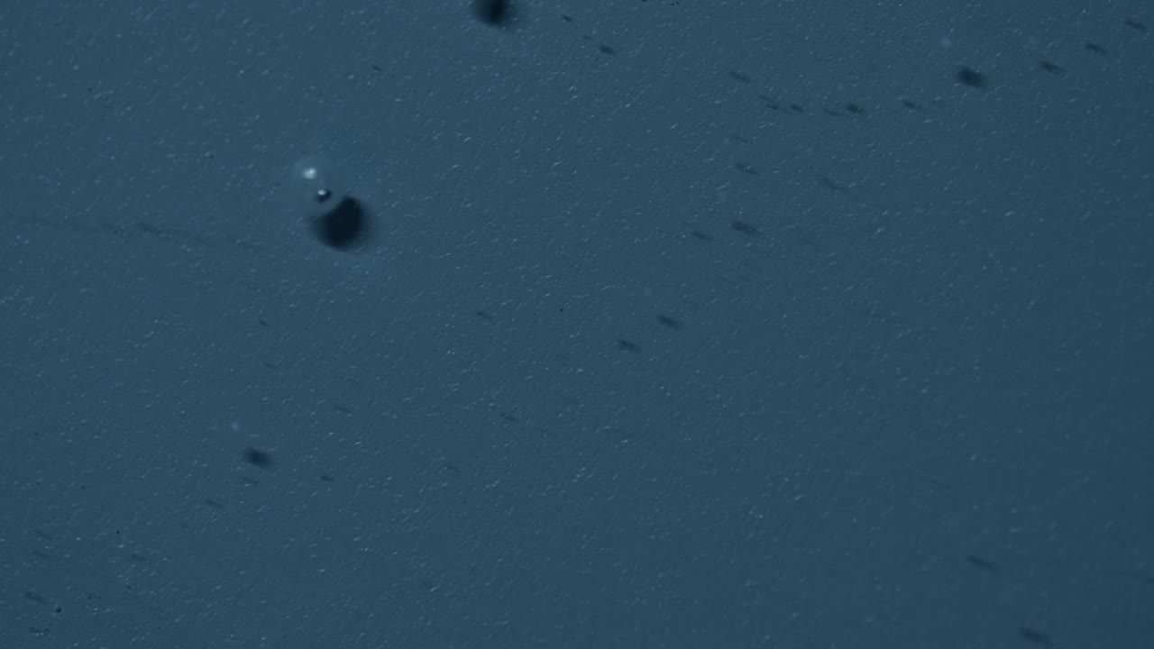 미세한 거품이 떠다니는 은 액체의 추상적인 매크로