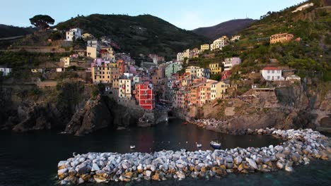 Riomaggiore-Seductor-Y-Encantador-En-La-Espectacular-Ladera-Escarpada