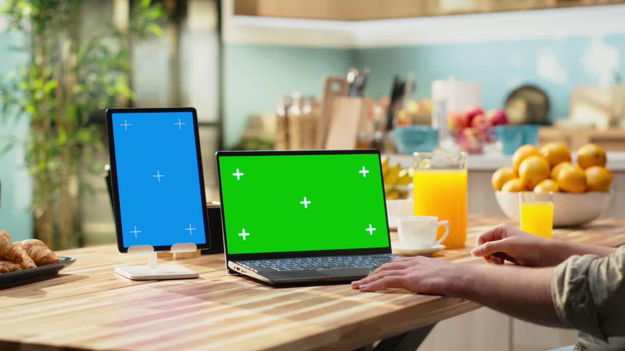 Laptop layar hijau, tablet layar biru vertikal, bekerja profesional di dalam ruangan