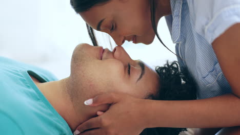 nariz, amor y cara de pareja en la cama feliz