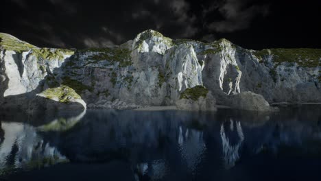 un fjord avec des nuages d'orage sombres