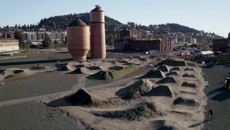 Cervecería-Al-Aire-Libre-Kulshan-Junto-A-La-Vía-Y-Parque-De-Bicicletas-Para-Camiones-Bomba-Frente-Al-Mar-En-El-Centro-De-Bellingham,-Washington