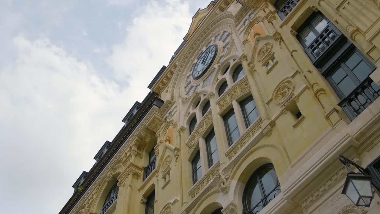 edificio notable en rue reaumur en parís, francia con estilo arquitectónico art nouveau