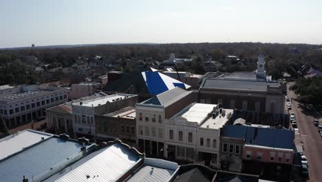 Low-panning-aerial-shot-of-the-picturesque-storefronts-in-Natchez,-Mississippi