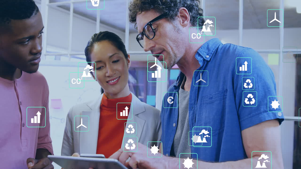 animación de iconos de ecología sobre diversos colegas que usan tableta en la oficina