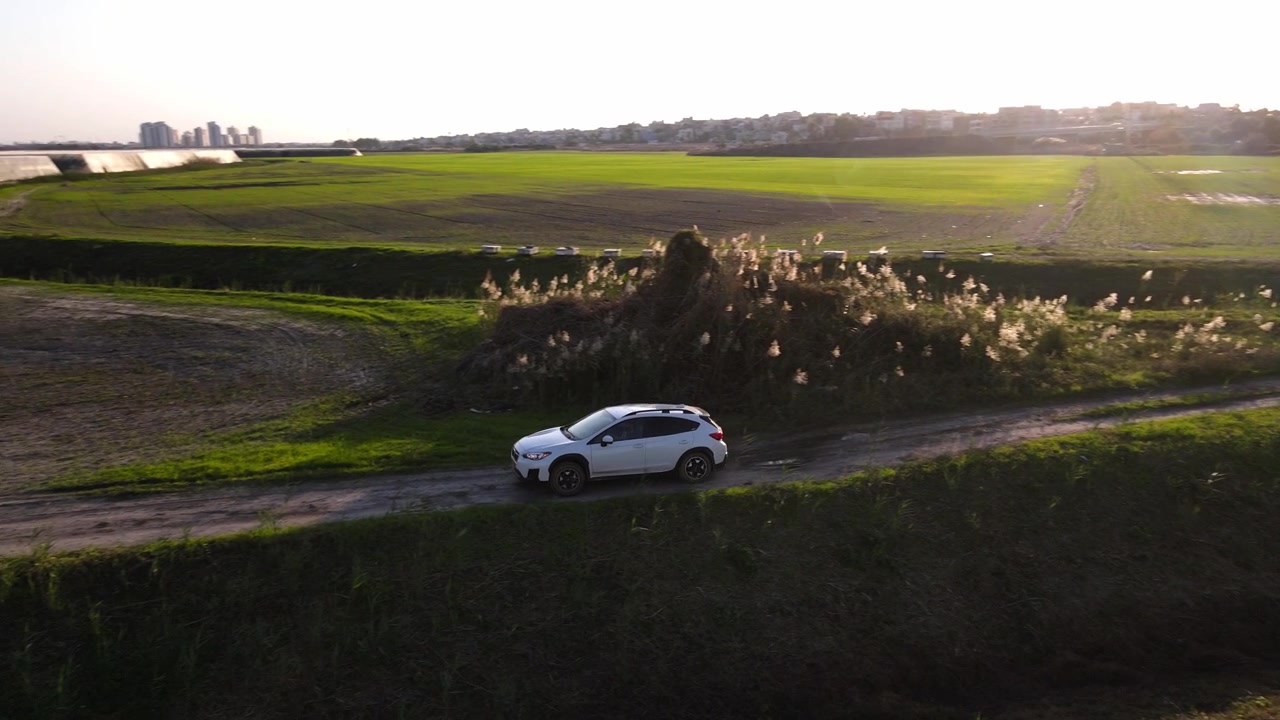 Test di una moderna auto fuoristrada bianca nella campagna di Israele. Vista aerea