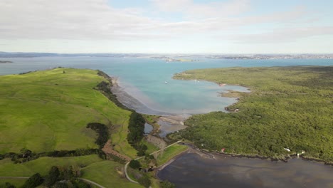 The-thin-land-bridge-link-between-Rangitoto-Island-and-Motutapu-Island,-New-Zealand