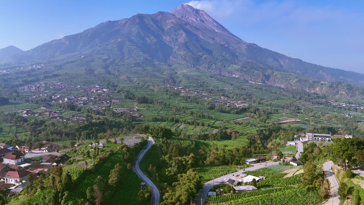 las laderas verdes de la montaña merapi en el centro de java, indonesia