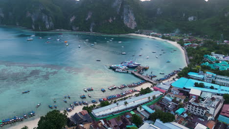 Barcos-En-Círculos-Aéreos-En-La-Costa-De-Las-Islas-Ko-Phi-Phi,-Tailandia