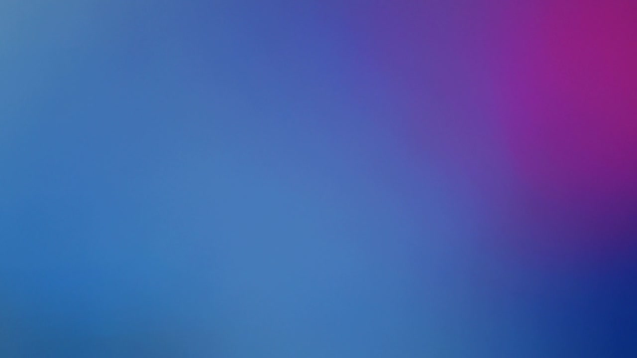 pizarra de película o clapperboard de película con fondo de pantalla verde azul. el hombre de la tripulación de la película sostiene y golpea la pizara de película en el marco. aplaudiendo la pizarra de la película. producción de video fondo clave de croma. producción de vídeo.