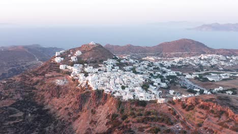 Plaka-Dorfstadt-Auf-Der-Insel-Milos-Auf-Der-Spitze-Eines-Hügels,-Griechische-Luftlandschaft